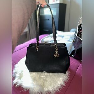 Michael Kors is a black shoulder bag!